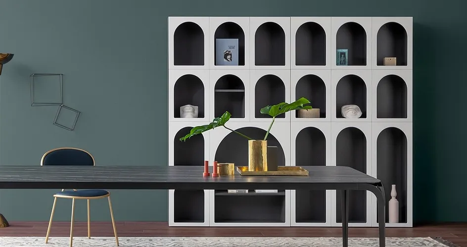 Si costruisce su misura la libreria bianca Cabinet de Curiosité di Bonaldo