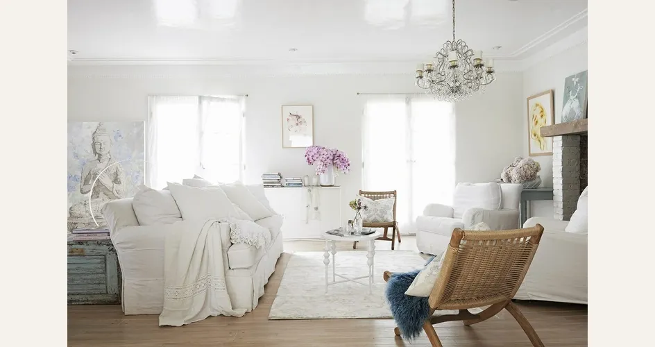 Soggiorno con mobili shabby chic del brand Rachel Ashwell