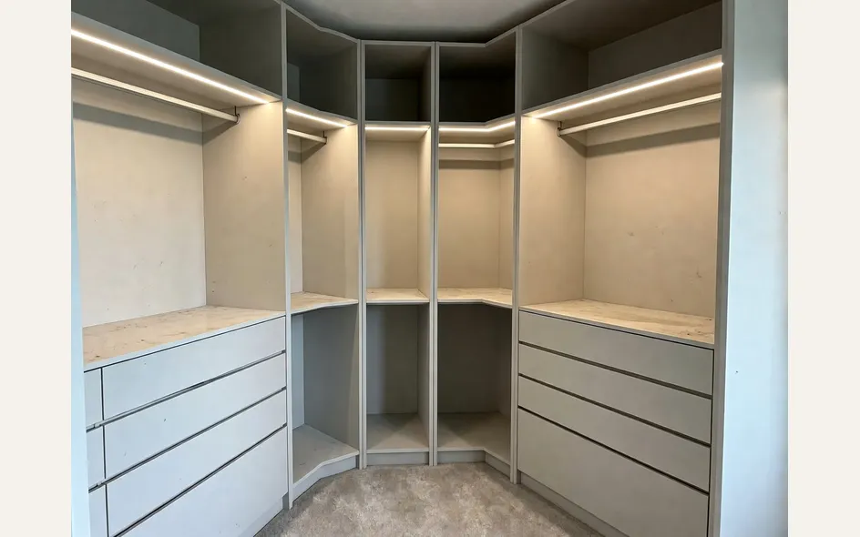 Configurazioni angolari e le loro dimensioni minime della cabina armadio