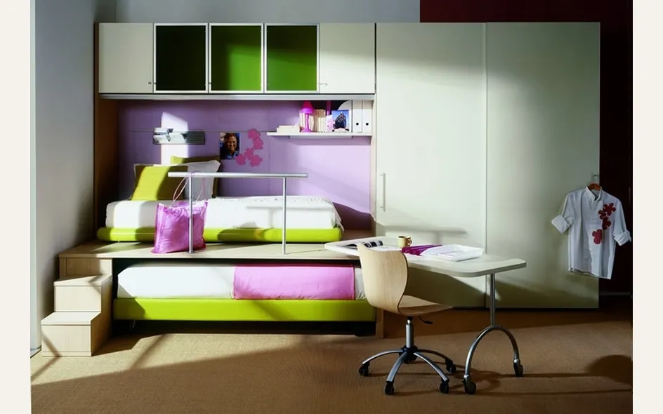 Cameretta a soppalco dai colori fluo