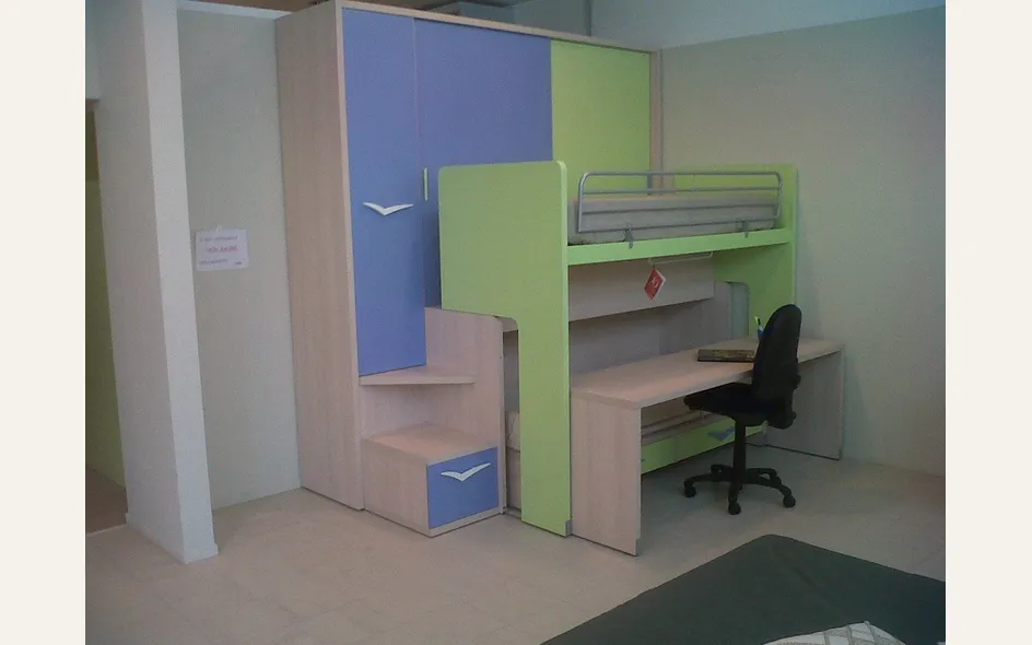 Cameretta con letto a soppalco di 