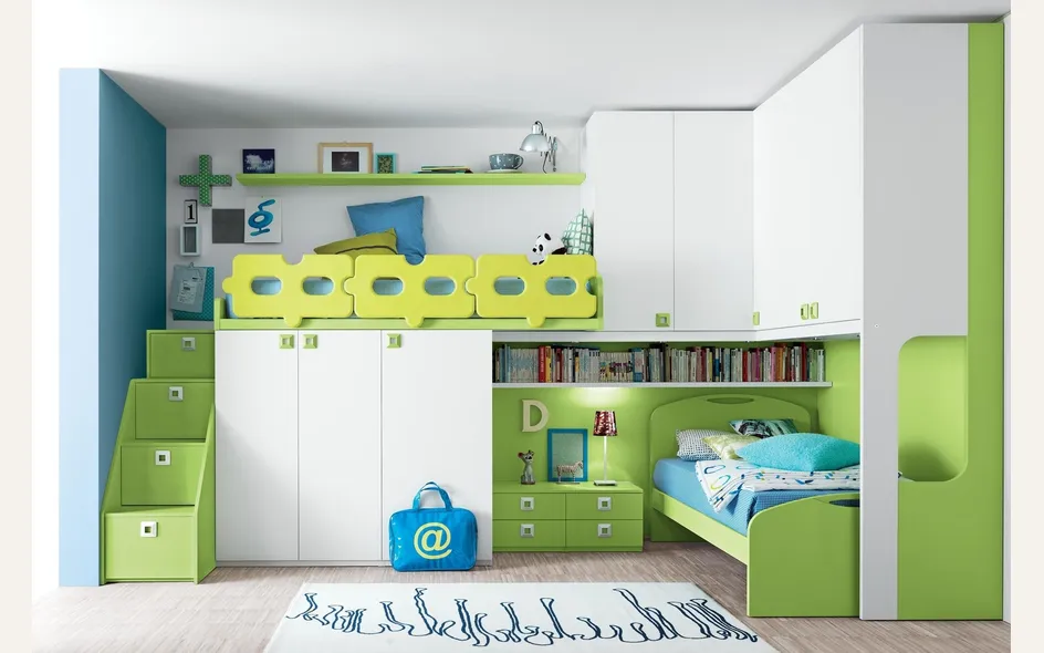 Cameretta con letto a soppalco colorata