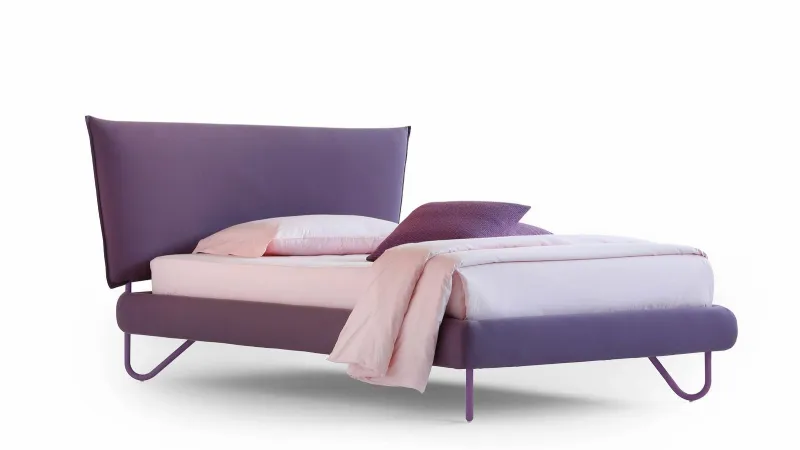 Hug 04 Soft di Noctis - Letto tessile con piedini in tinta, singolo o a una piazza e mezza