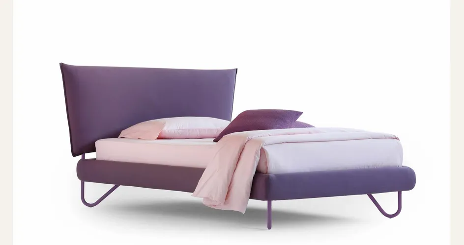 Hug 04 Soft di Noctis - Letto tessile con piedini in tinta, singolo o a una piazza e mezza