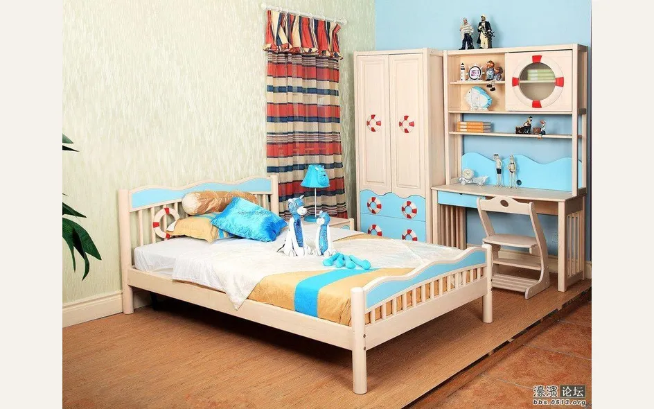 Una cameretta in legno con scrivania in stile marinaretto