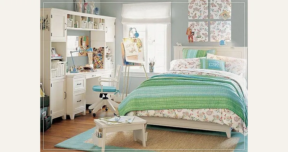 Letto spazioso, scrivania e libreria