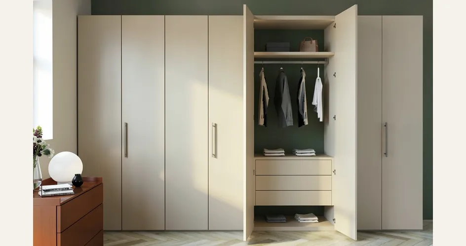I vantaggi: visibilità dell'interno, costo contenuto e manutenzione facile (foto Armadio Imba Srl Nova Show Magnolia)