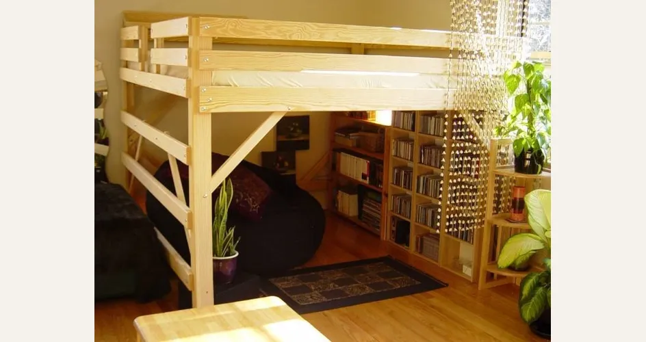 Letto a soppalco con libreria
