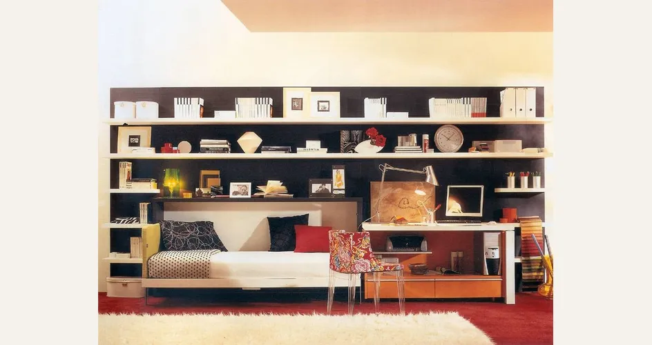 Una sorta di monoblocco con letto, libreria, scrivania e tanti scaffali