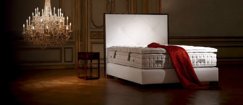 Letto matrimoniale alla francese di Treca Interiors Paris