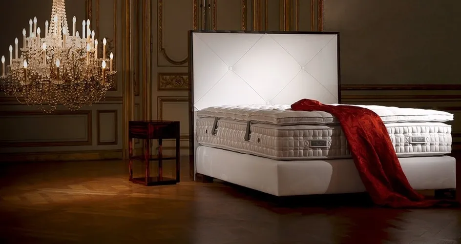 Letto matrimoniale alla francese di Treca Interiors Paris