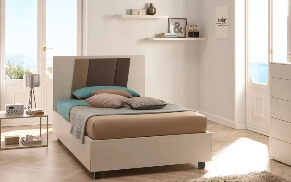 Letto con testata Plane Ray di Moretti Compact