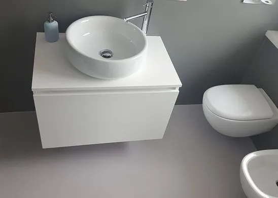 Pavimento in resina per il bagno di Covermax Resine