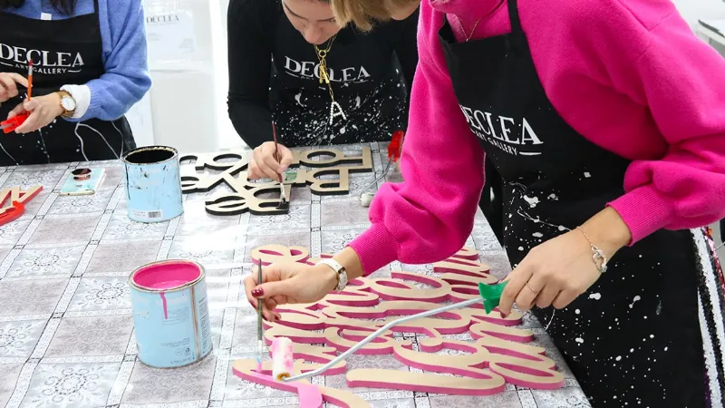 Scritte in legno dipinte a mano di Declea