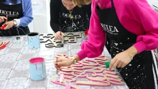 Scritte in legno dipinte a mano di Declea