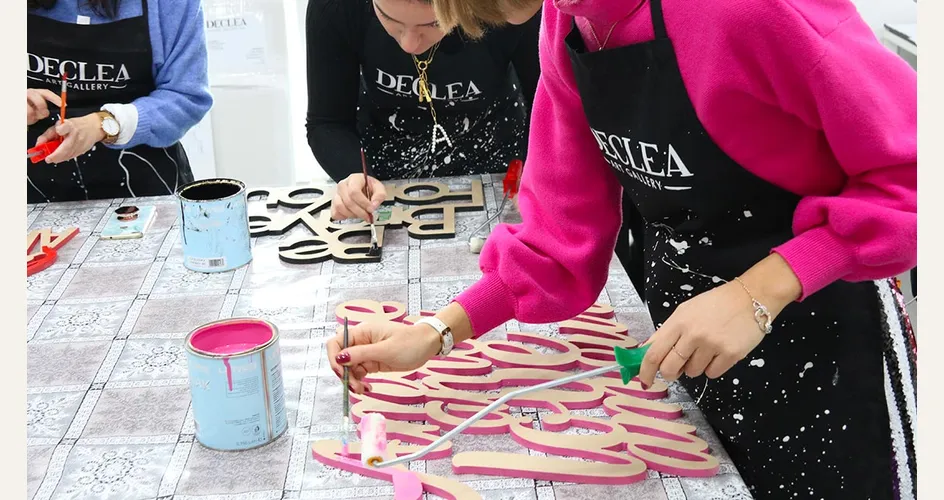 Scritte in legno dipinte a mano di Declea