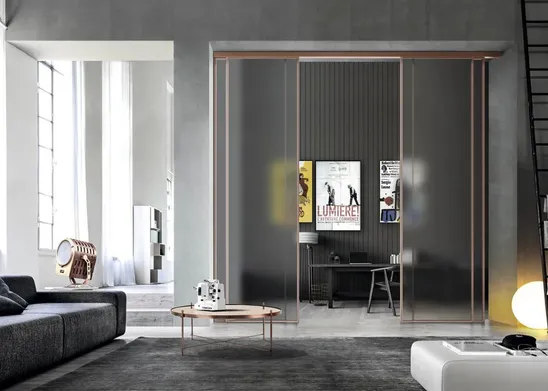 Porta scorrevole sospesa Like di Doal, versatilità di finiture e colori disponibili sia per il telaio che per il vetro