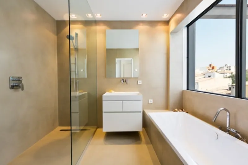 Un esempio di bagno con vasca sotto la finestra