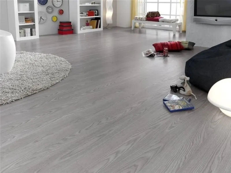 la luminosità del parquet in rovere grigio