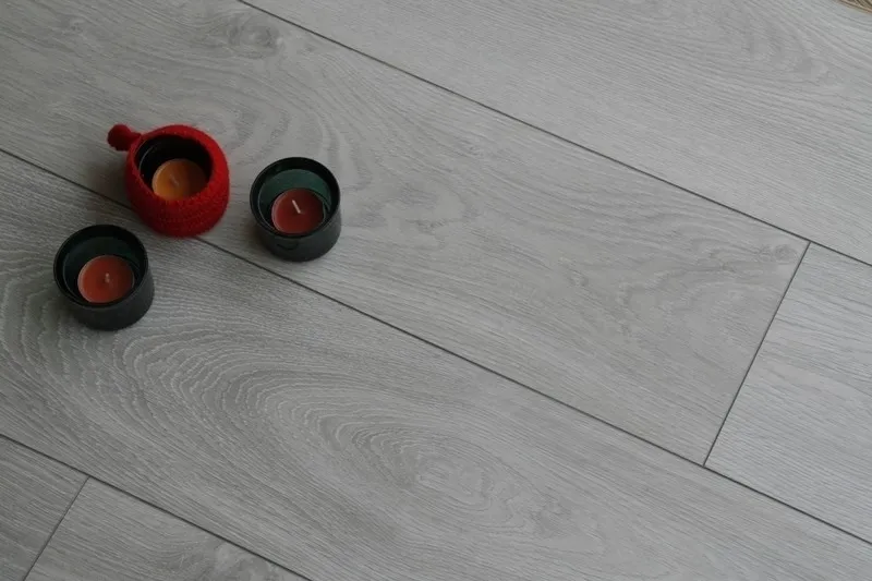 un parquet in laminato grigio