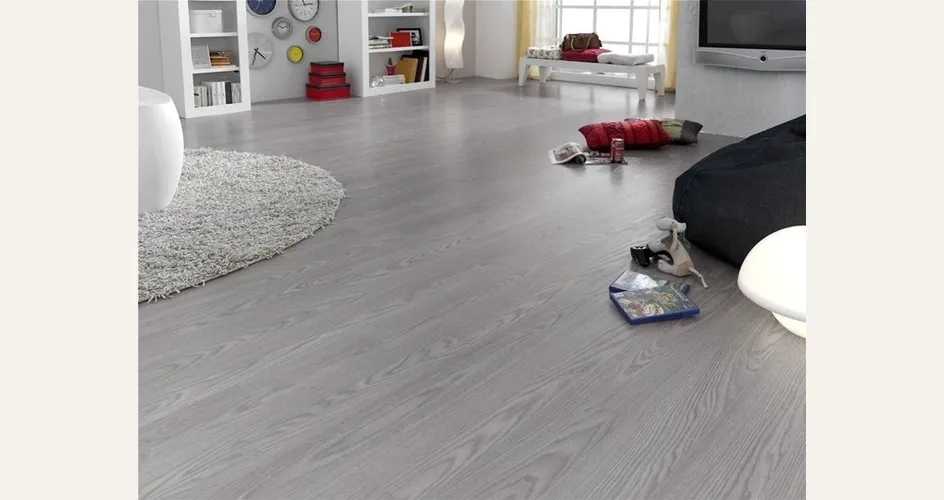 la luminosità del parquet in rovere grigio
