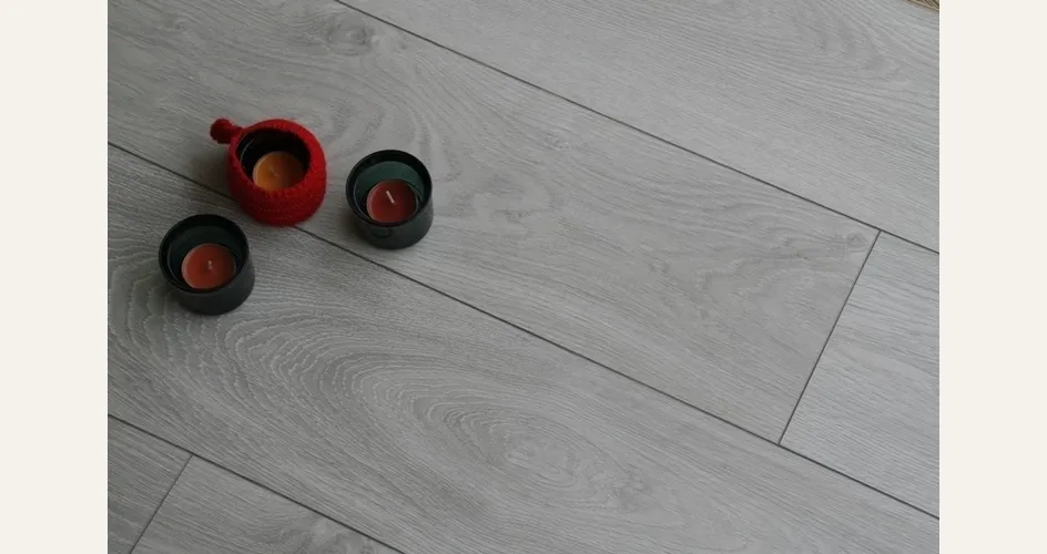 un parquet in laminato grigio