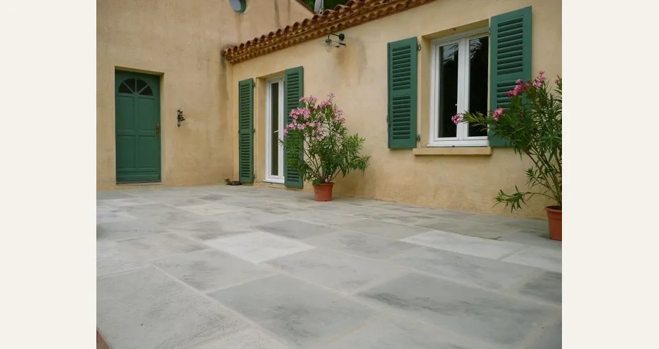 Cortile di una abitazione realizzato in cemento