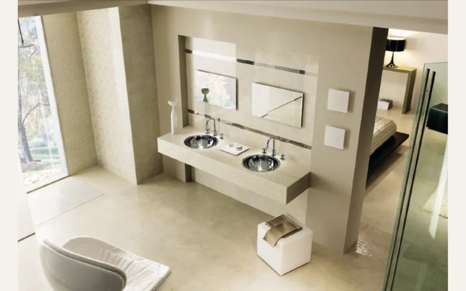 Esempio di bagno con rivestimenti in resina