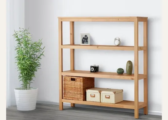 Lo scaffale in legno Hemnes Ikea