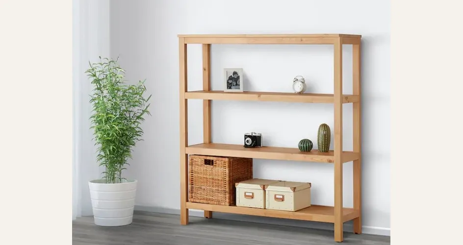 Lo scaffale in legno Hemnes Ikea