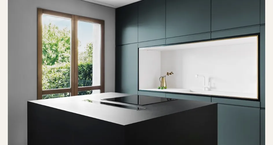 Cucina a scomparsa a isola, in cui il piano cottura si trasforma anche in tavolo