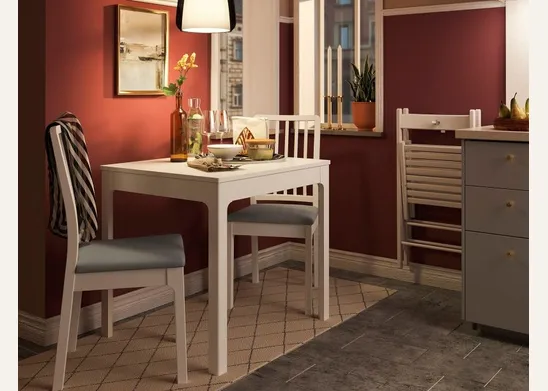 La sedia Ikea Ekedalen con struttura in legno massiccio