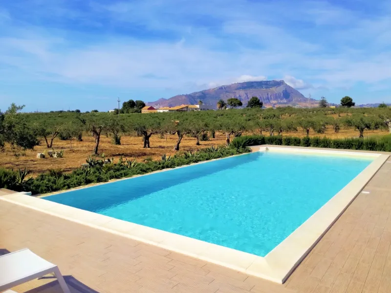 Una piscina in vetroresina realizzata da Piscine Ligny